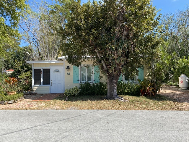 Upper Keys Rentals - Bayside Bungalow yard