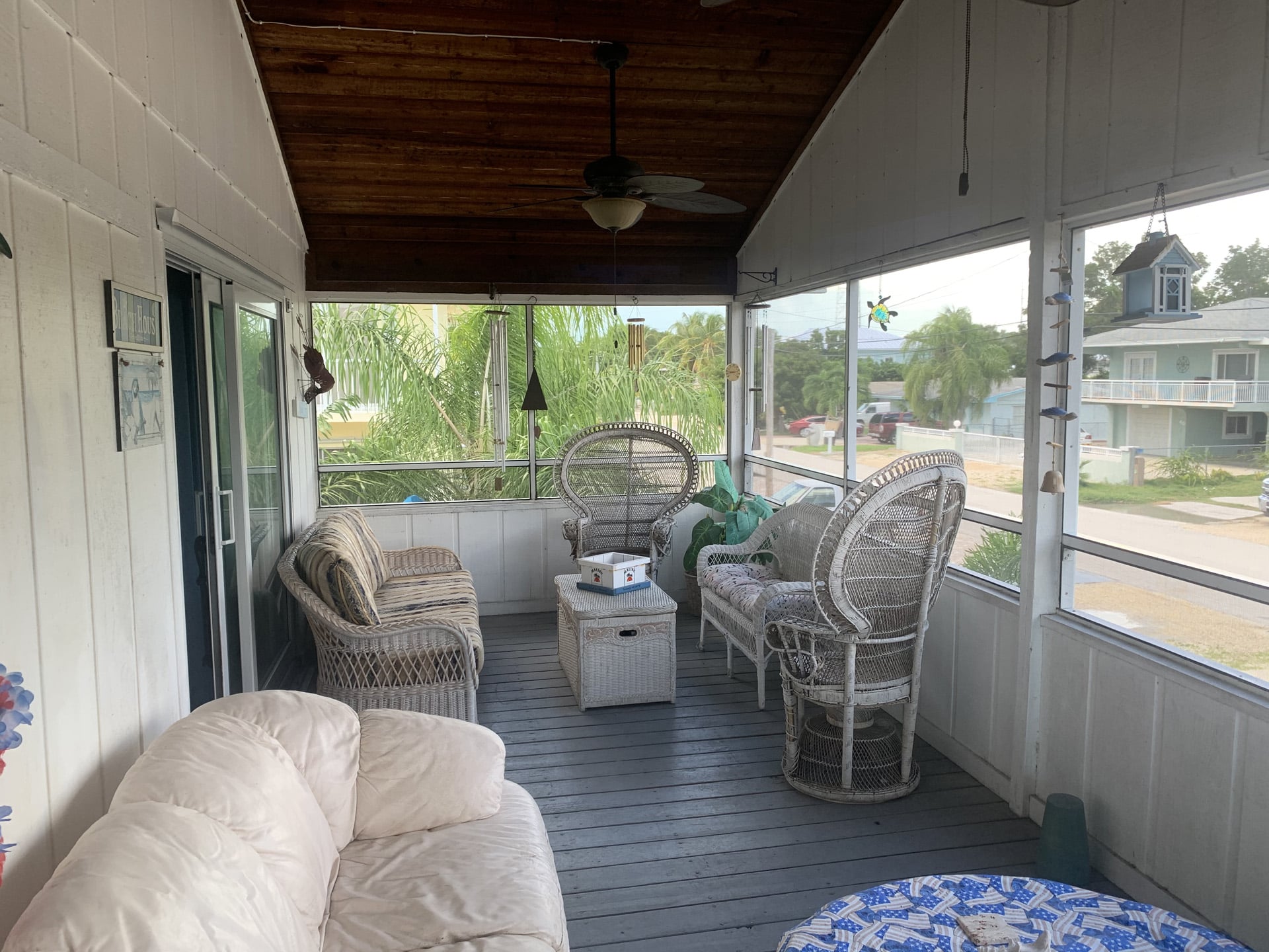 Upper Keys Rentals - Island Escape screened porch