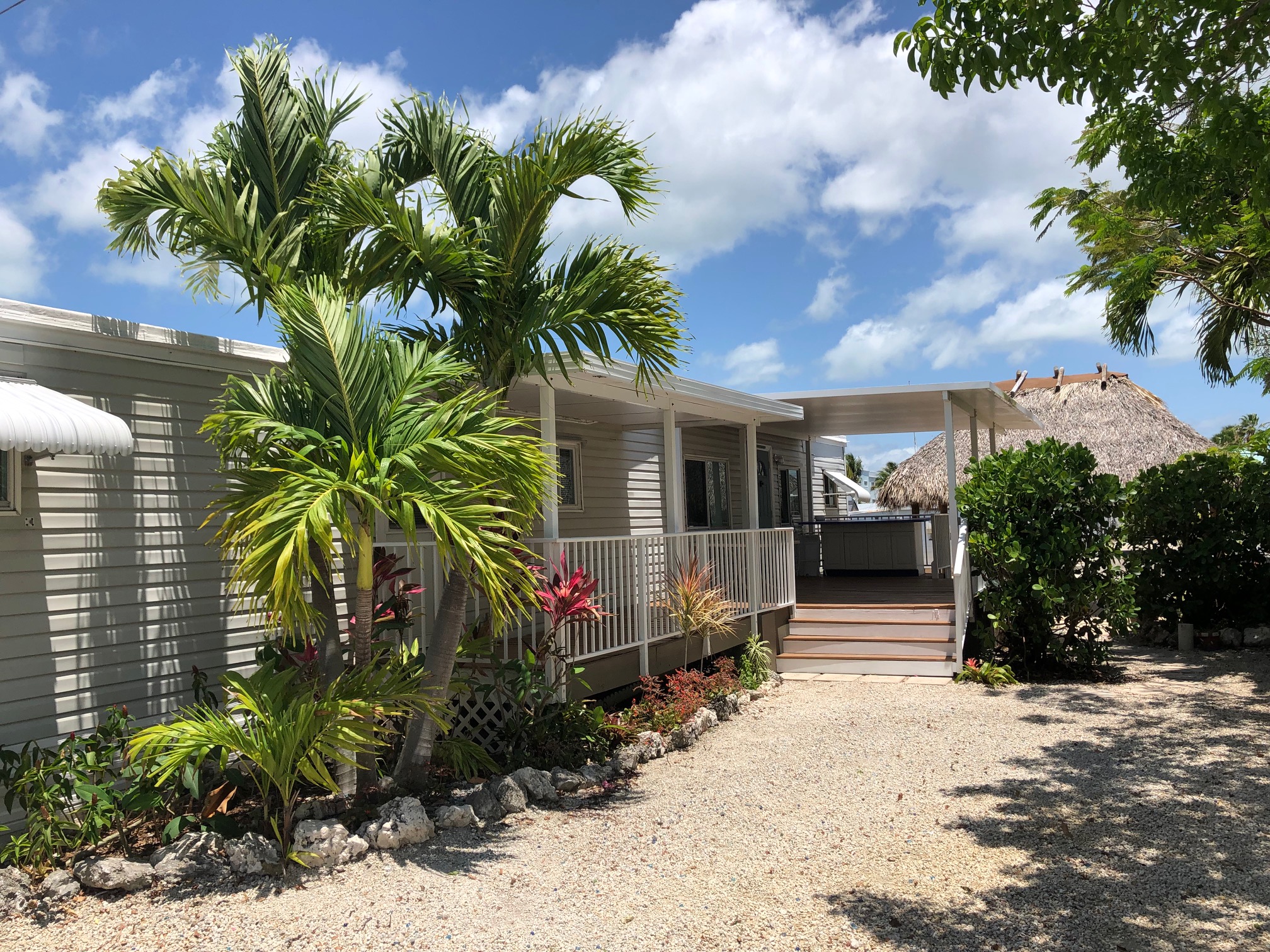 Upper Keys Rentals - Tarpon Cottage yard